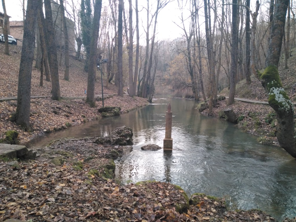 Monolito con la estatua de la Virgen del Pilar