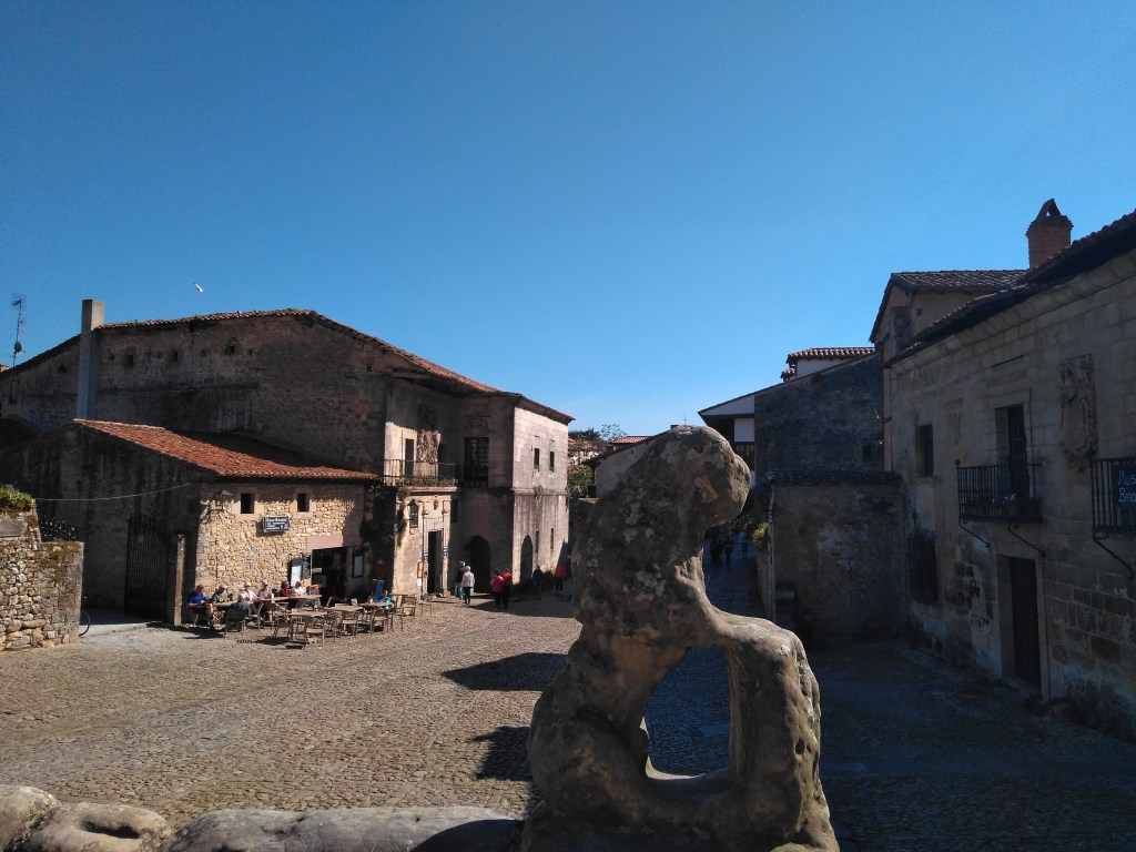 El León protege la entrada a la Colegiata de Santillana del Mar