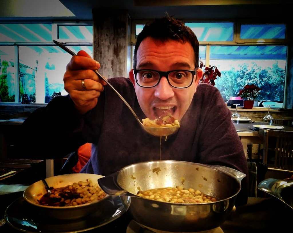 Degustando un cocido montañés